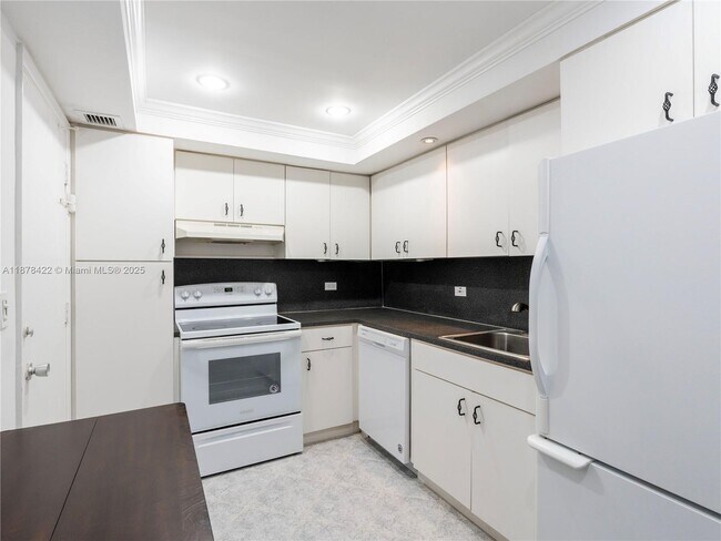 Building Photo - 5005 Collins Ave