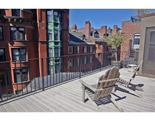 Building Photo - 1A Joy St