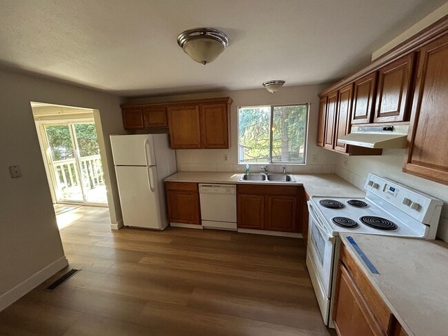 Building Photo - Renovated 3 Bed, 2.5 bath home w/2-car gar...