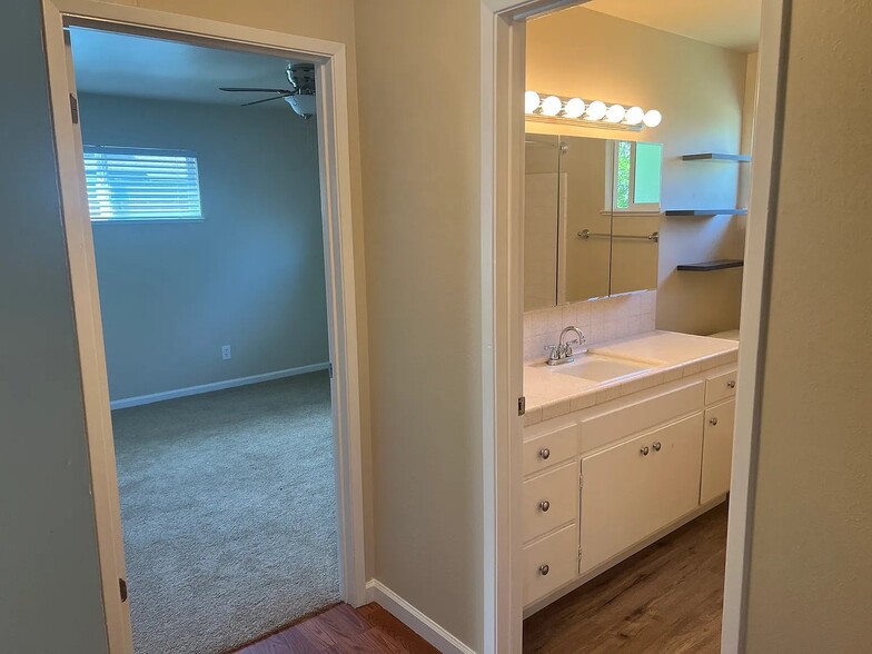 Building Photo - 1219 Burbank Ave