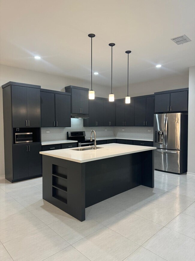 Building Photo - 6001 Vero Dr