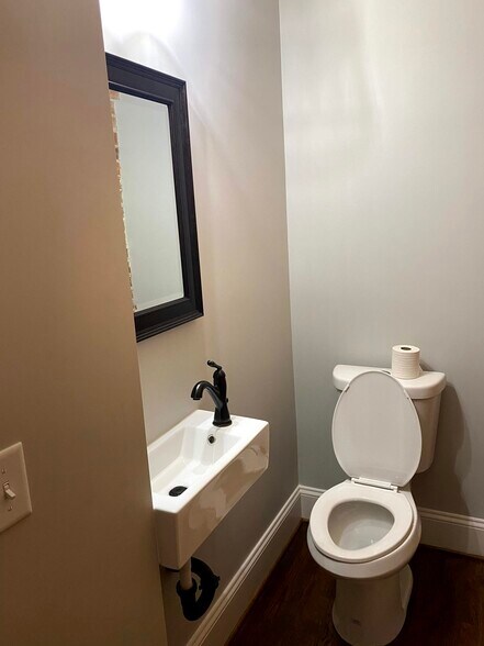 1st floor half bathroom - 17 U St NW