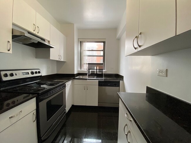 Building Photo - 219 E 69th St