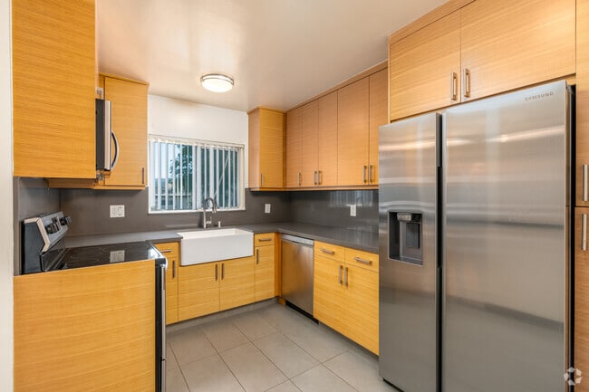 2BR, 2BA - 1,100SF - Kitchen - 11924-11934 Riverside Dr