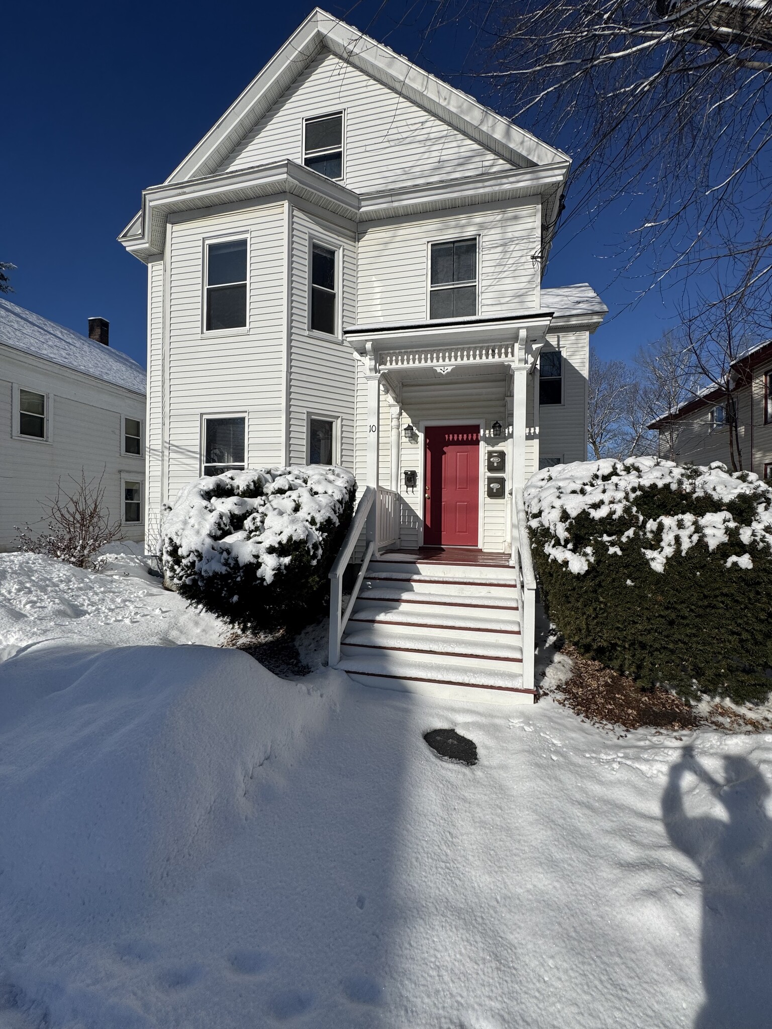 Building Photo - 10 Maple St