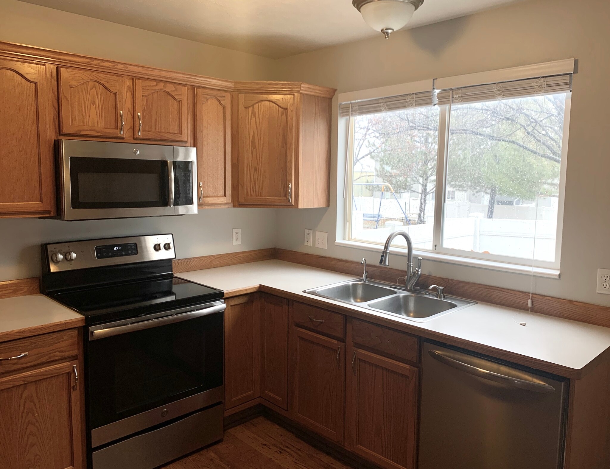 Building Photo - 33 S 900 E