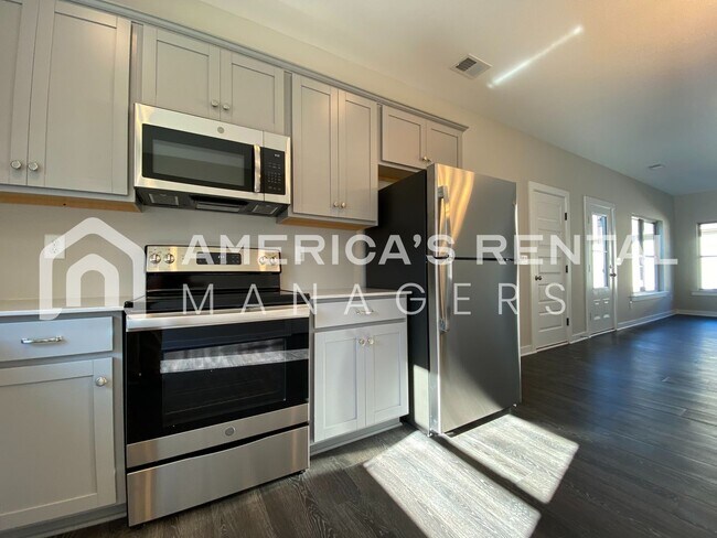 Building Photo - 215 White Oak Cir