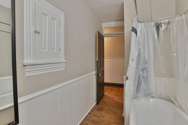 Building Photo - Large 5 Bedroom on Peffer