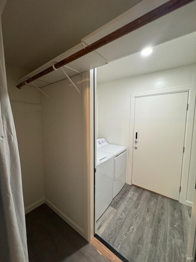 Building Photo - 318 Capitol St