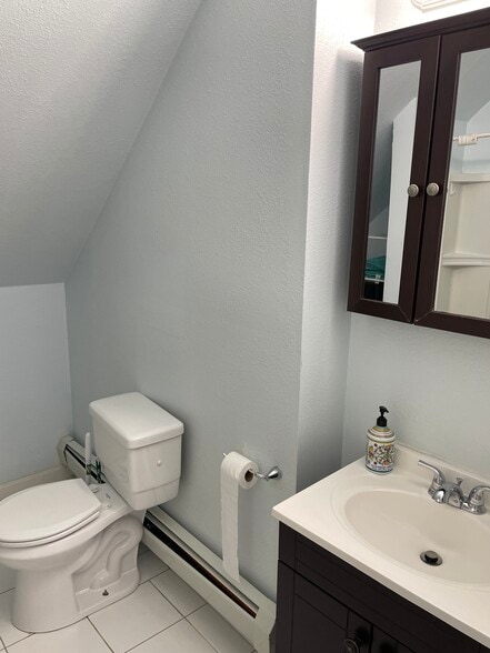 Bathroom - 60 Calumet St