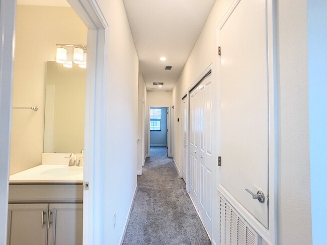 Building Photo - Gorgeous 4 bedroom townhome!