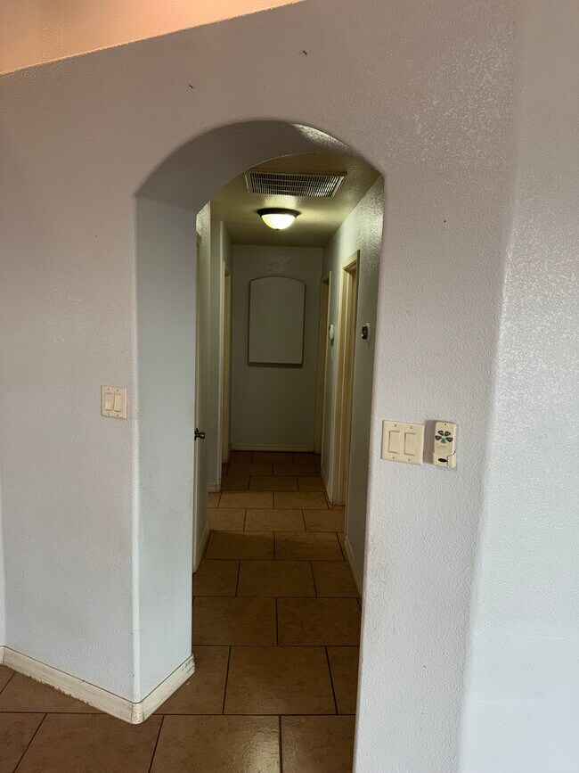 Building Photo - 2615 E Edais St