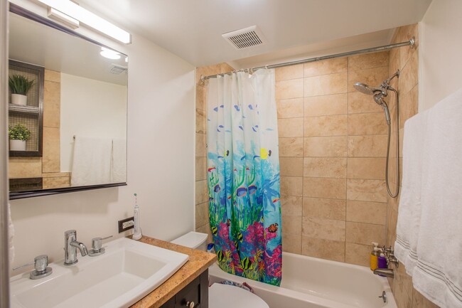 Building Photo - Charming 1 BR/1 BA Condo in Capitol Hill!