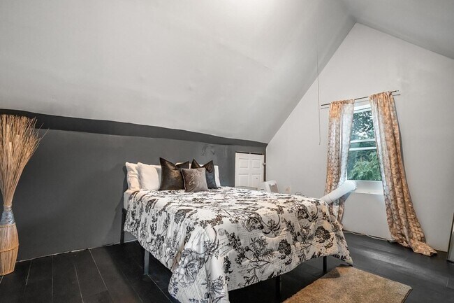 Building Photo - 5 Gordon Pl