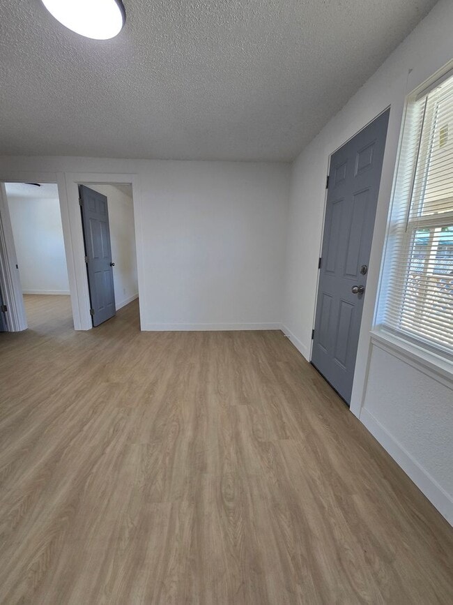 Building Photo - Freshly Remolded 2 Bedroom Apartment Move-...