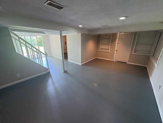 Building Photo - Amazing 3 bedroom 2 bathroom house availab...