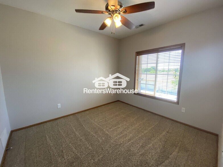 Building Photo - 2000 Meadow Ct