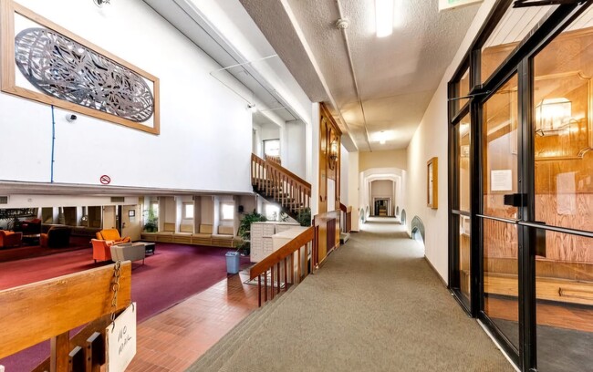 Building Photo - 2325 S Linden Ct