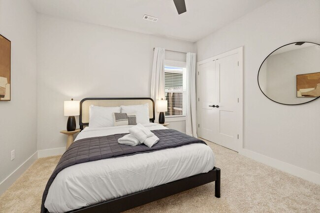 Building Photo - 913 NE Hts Ln