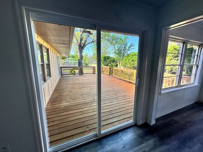 Building Photo - 4 Bedroom Updated Spacious Home!