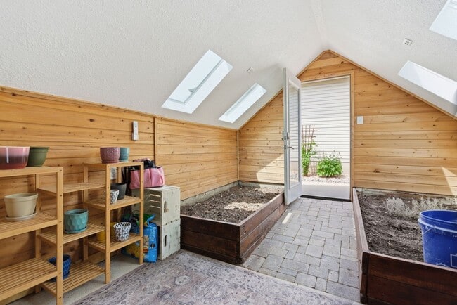 Building Photo - 3 Bedroom | 2 Bathroom | 2 Car Garage| Ozark MO | Fireplace | Separate Green House/Office | Fence...