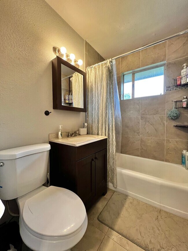Building Photo - Beautifully Remodeled 5 Bed 2 Bath House i...