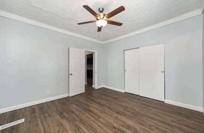 Building Photo - E. WALNUT HILLS - Cute 2 bed in upper of 2 family