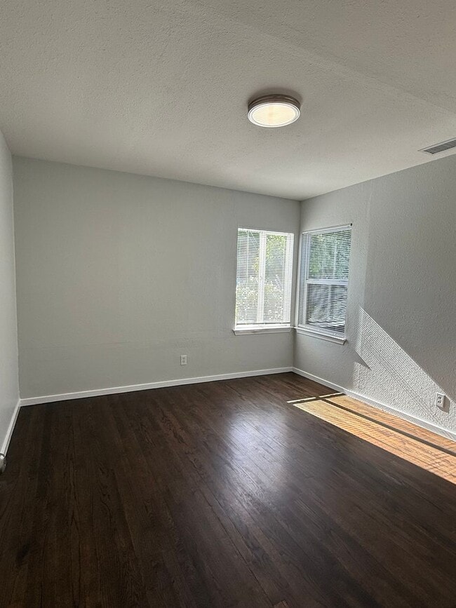 Building Photo - Updated Redwood City Home! New Bath, Fresh...