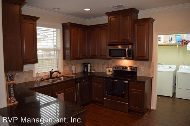Building Photo - 4 br, 4.5 bath House - 208 Park Place