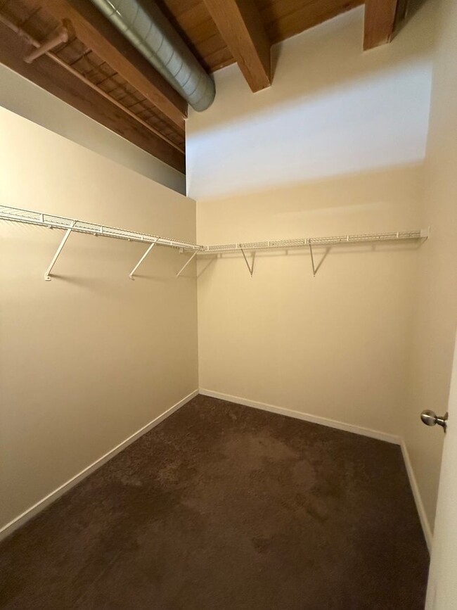 Building Photo - Great 1 Bedroom/1 Bath Great Location Close to Entertainment and Transportation!