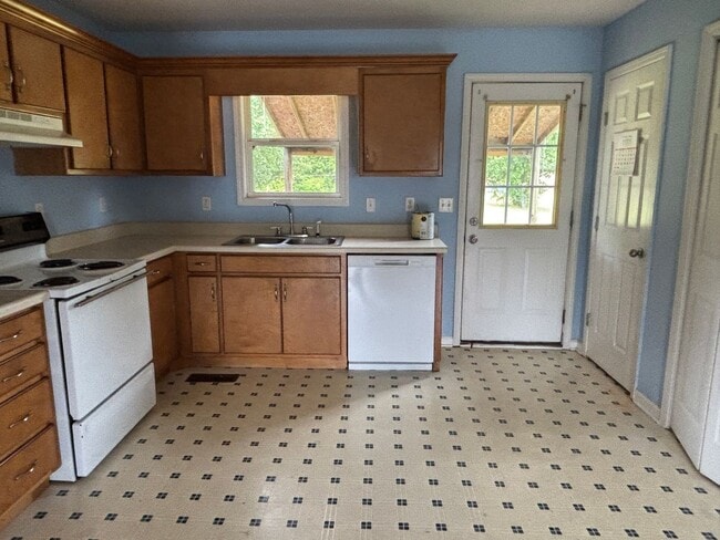 Building Photo - 2 Bedroom Duplex
