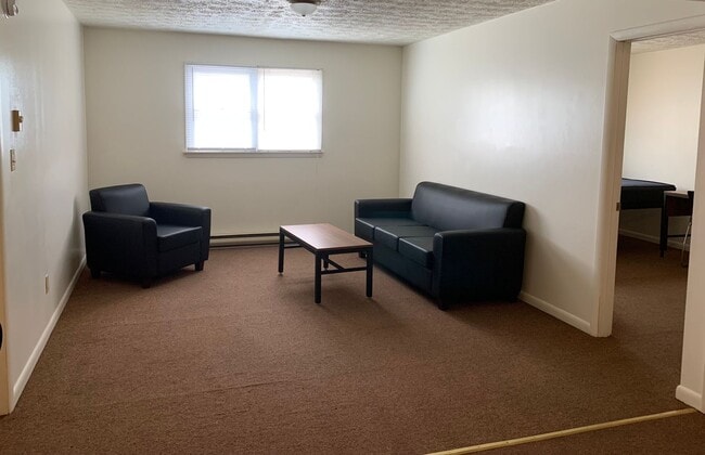 Building Photo - Spacious 2 bedroom 1 bath