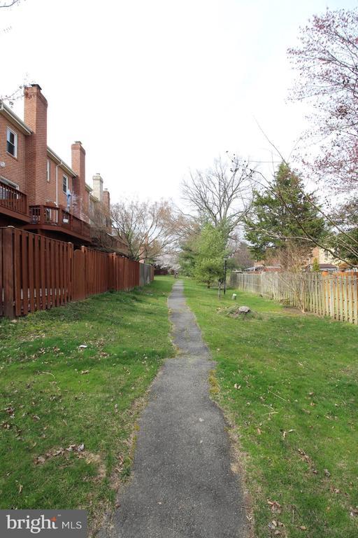 Building Photo - 6423 Little Potters Ln