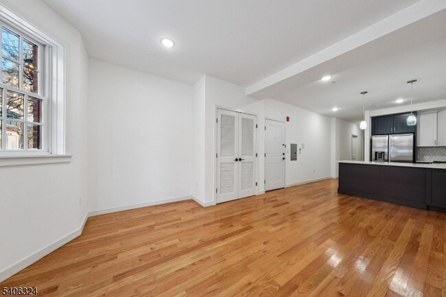 Building Photo - 52 James St