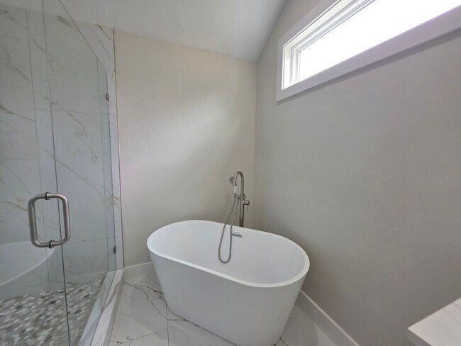 Building Photo - FOR RENT pool home, 3 bed 2 bath in The Quarries