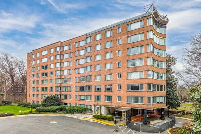 Primary Photo - 4200 Cathedral Ave NW