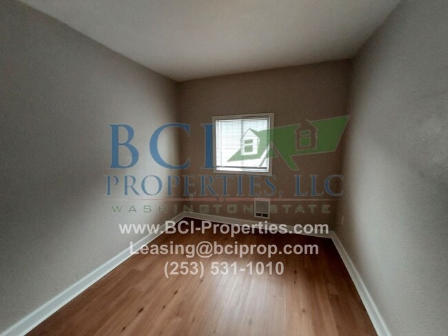 Building Photo - Beautifully remodeled 2 bedroom Duplex nex...