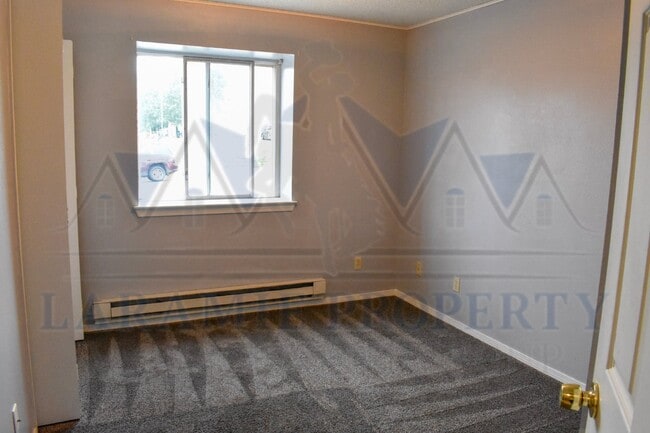 Building Photo - 3 Bedroom 2 Bathroom Apartment