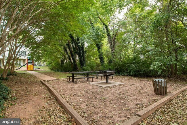 Building Photo - 9260 Niki Pl