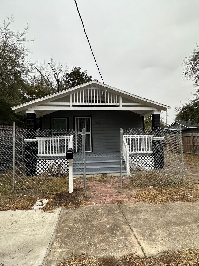 Building Photo - Fully Renovated 3/1 Single Family House Av...