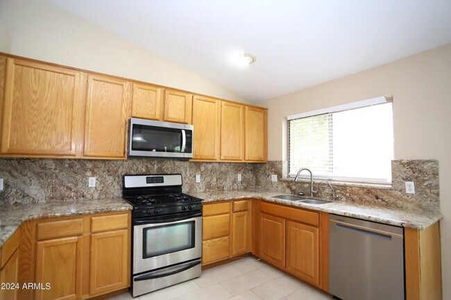 Building Photo - 1130 W Raven Dr