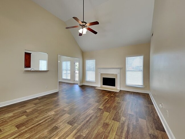 Building Photo - Beautiful 6 Bedroom Home located in Hampton!