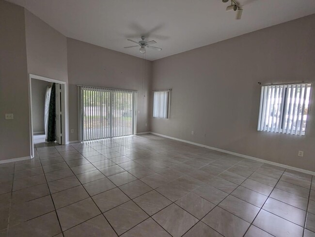 Building Photo - 260 Crestwood Cir