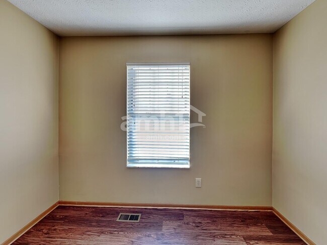 Building Photo - 906 Lakeway Ct E