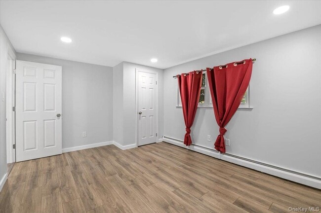 Building Photo - 570 Conklin St