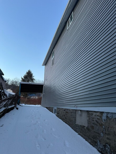 Building Photo - 533 W State St