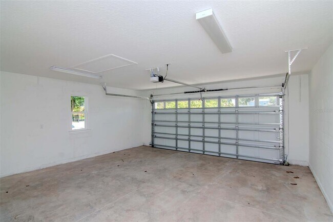 Building Photo - 402 E Oak Ave