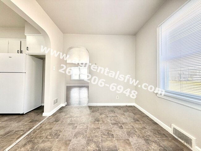 Building Photo - 3 Bedroom House