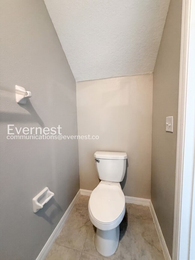 Building Photo - 3-Bed/2-Bath Town Home/Available Soon!