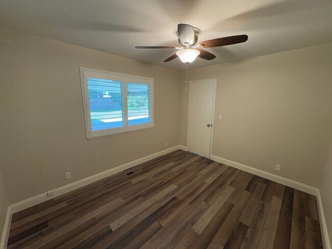 Building Photo - NW Visalia Home Near Country Club coming soon!